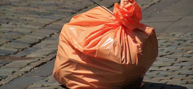 Aprenda a avaliar a qualidade dos sacos de lixo que você compra