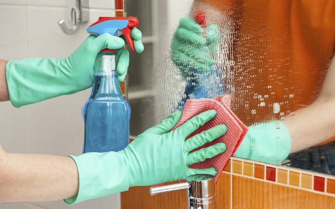 Como limpar vidros: veja dicas para tornar sua limpeza mais eficiente