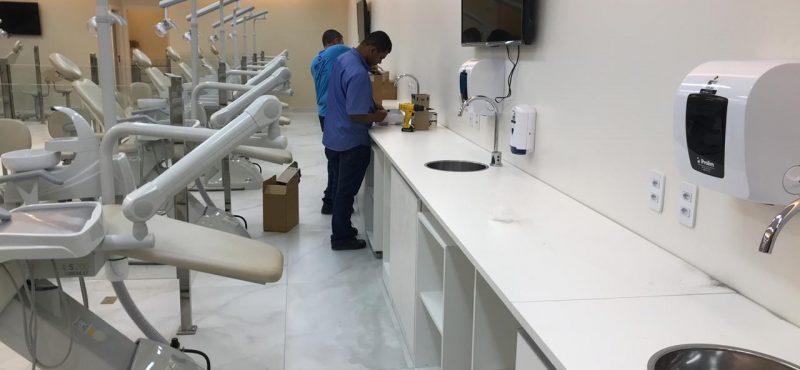 Higtop realiza instalação de dispensers em universidade de Salvador