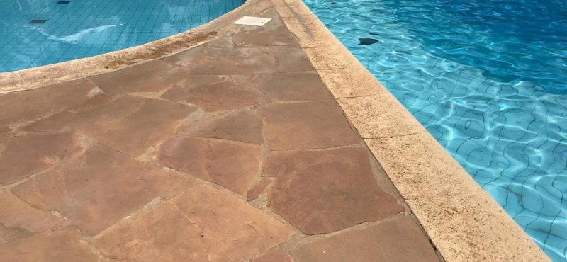 Antes e depois: limpeza de piso de pedra em área de piscina